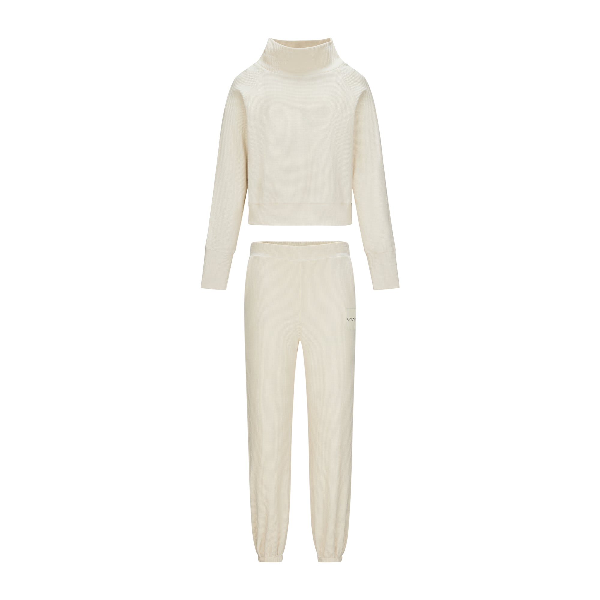 Ensemble loungewear GALAYA de la collection "SPICA &amp; DENEB" en ivoire, composé d’un sweat crop à col montant et d’un pantalon jogger assorti, présenté en flat lay sur fond blanc, style minimaliste et cocooning luxe.